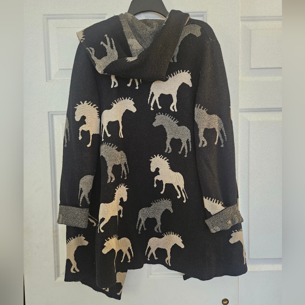 Field Flower Black and Cream Horse Sweater L - Picture 2 of 3